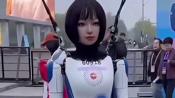 机器人马拉松激情开跑，现场状况百出