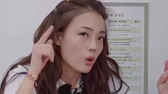 张瀚  学粤语的样子像极了烫嘴的我！