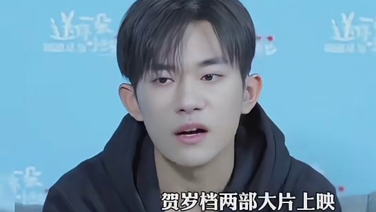 明明很优秀，却不会过于表现，给长辈留足了面子，谁不喜欢这样的小孩。