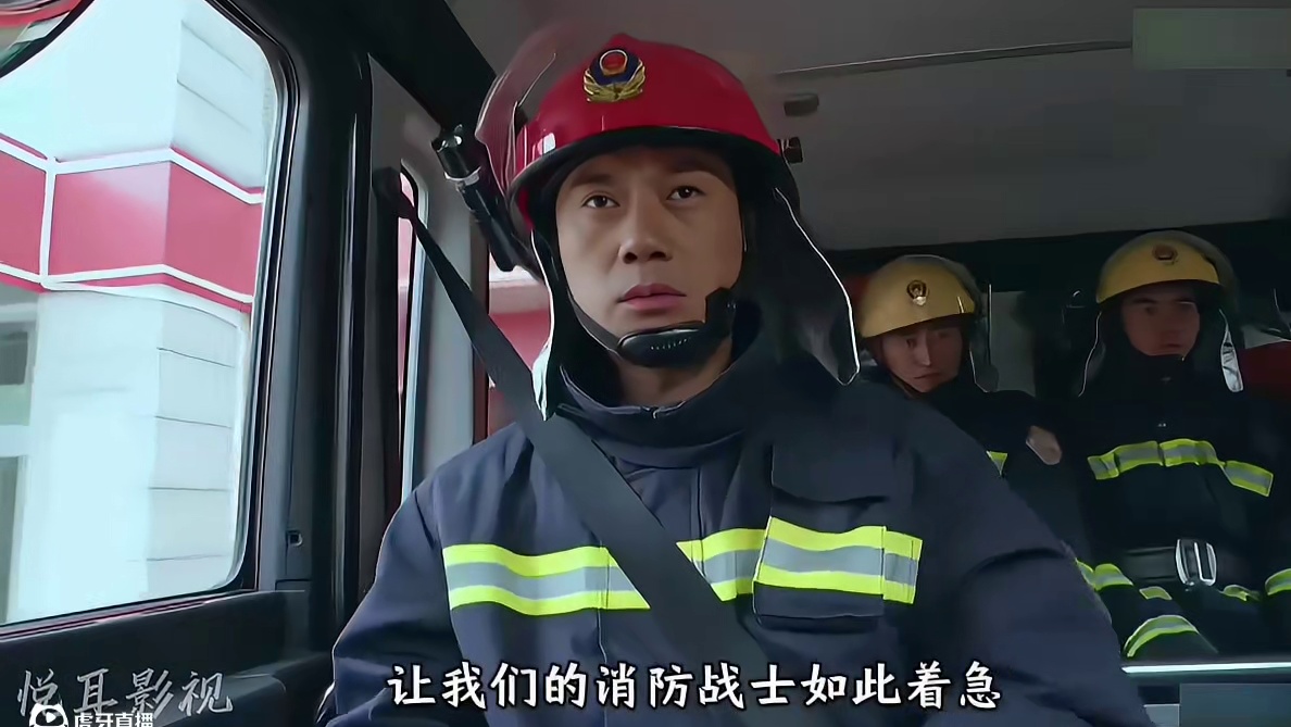 高速公路装满毒气的罐车发生车祸，消防员们奋力营救