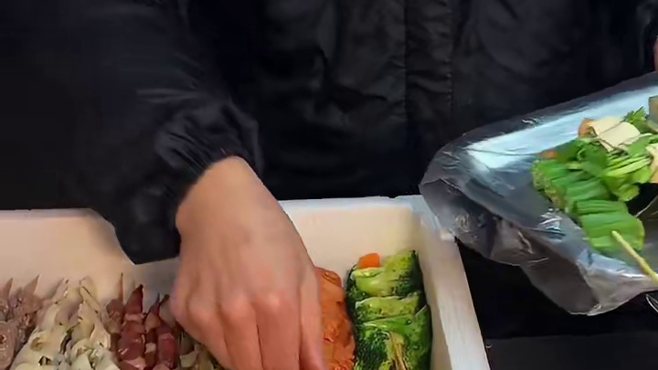 温州街头买到成都串串，这种冷锅串串是谁想的！好香啊！