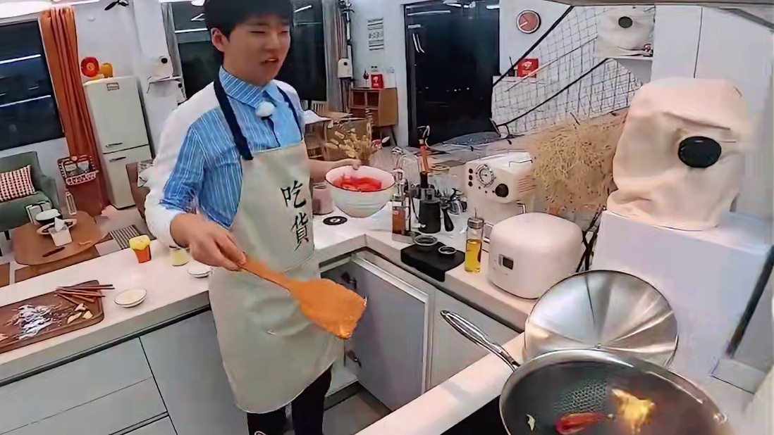 没想到做饭能把厨房烧了范丞丞 丢下锅铲跑出两米远