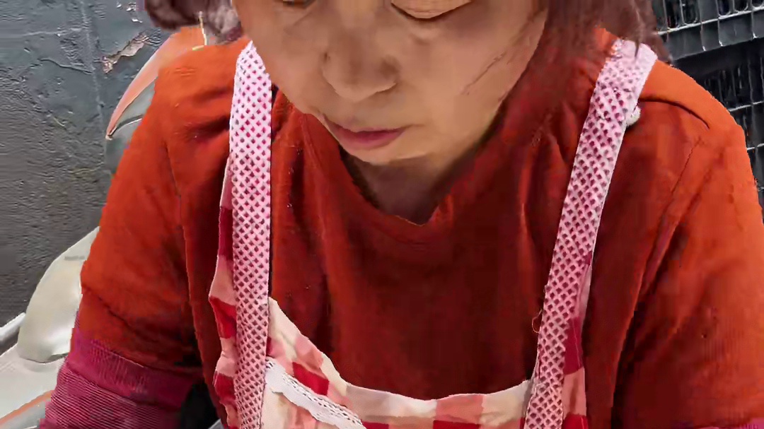 郑州街头一家葱花油馍，三块钱一个，第一次吃油馍上面加鸡蛋的，味道真不错