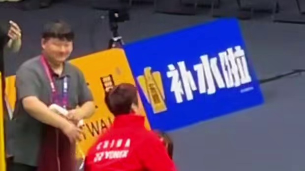 国羽苏杯4连冠，赛后贾一凡抱起石宇奇，祝贺国羽第14次苏杯夺冠