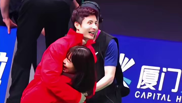 国羽的氛围太好啦，夺冠后贾一凡抱起石宇奇，大家围着转圈圈