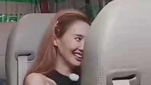 范丞丞  不愧是聊天终结者，一直摸李诞  的头也太皮了！