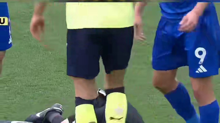 活久见！主裁被撞伤 瓦尔迪吹停比赛成经典