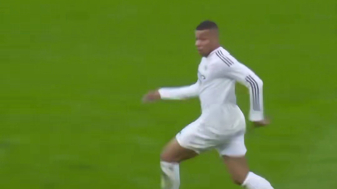 个人能力硬解！姆巴佩反击中“滑射”世界波破门，皇马主场2球领先！