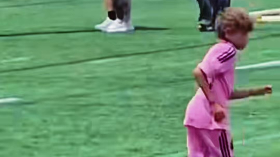 梅西客串球场搬卸工人，即便你是球王你也得干活