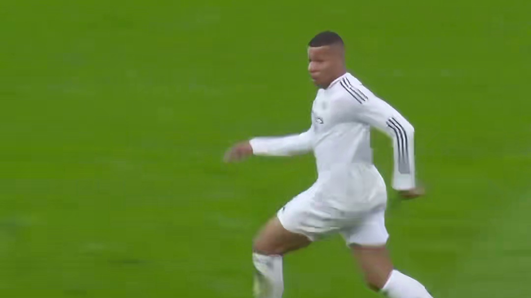 个人能力硬解！姆巴佩反击中“滑射”世界波破门，皇马主场2球领先！