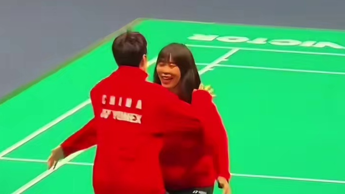 国羽夺冠大家都冲过来，围着转圈圈，团魂的力量太强了