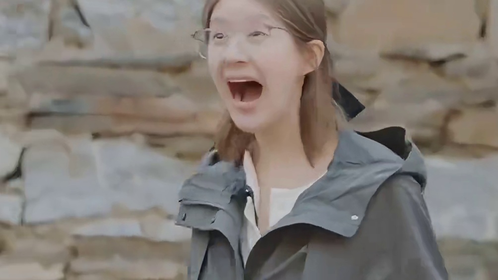 赵露思被鹅吓到逃跑