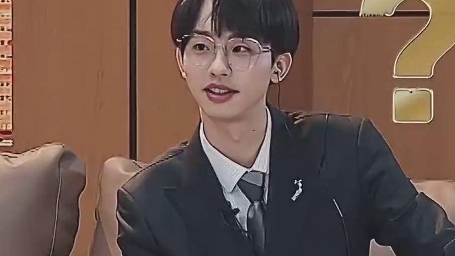 对于我们这种考四级都困难的人，看综艺不盯着字幕真看不懂