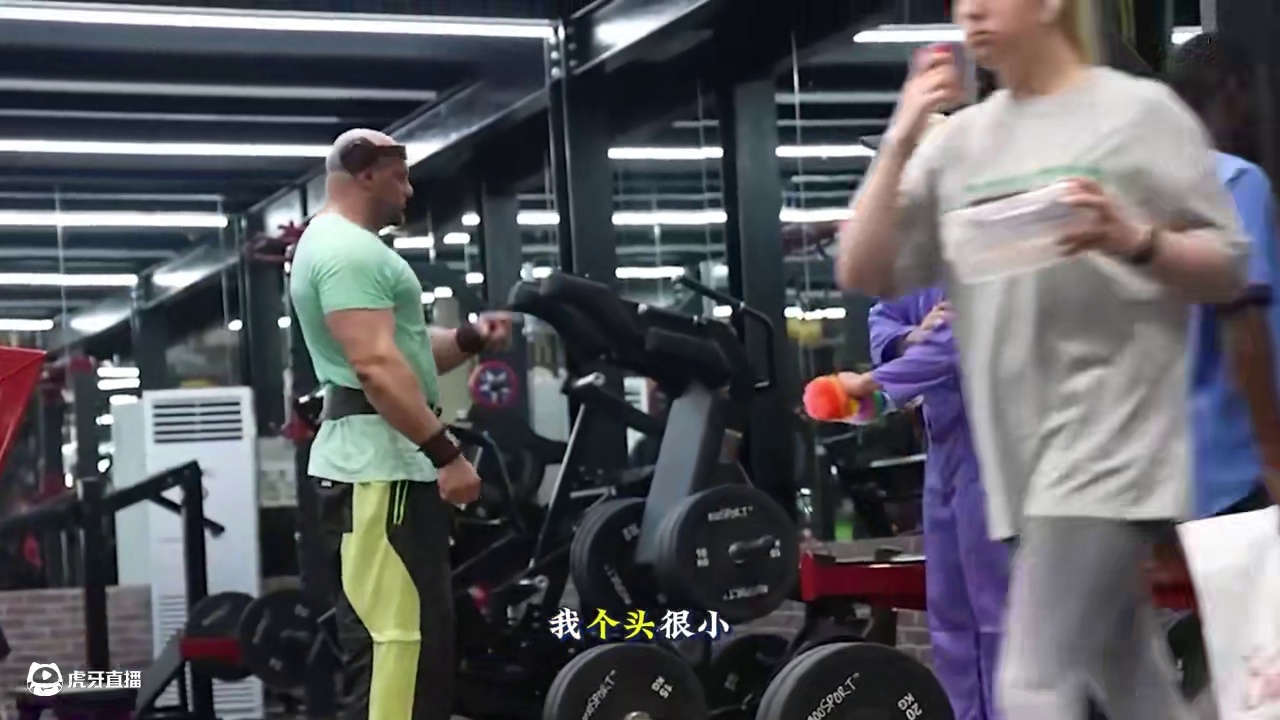 扫地僧VS肌肉男，硬拉200公斤小意思，肌肉男被上了一课！ 扫地僧VS肌肉男，硬拉200公斤小意思，