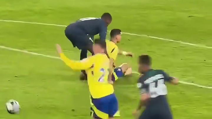 先自己摔倒，然后肘击扶他起来的对手