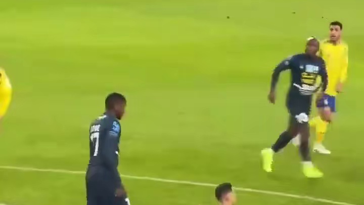 先自己摔倒，然后肘击扶他起来的对手