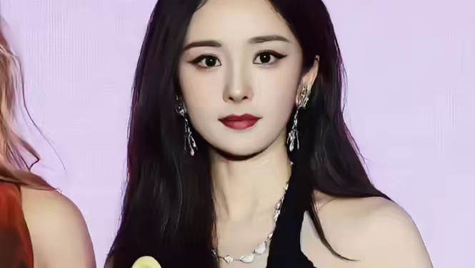 谷爱凌给杨幂颁奖，最优秀的人