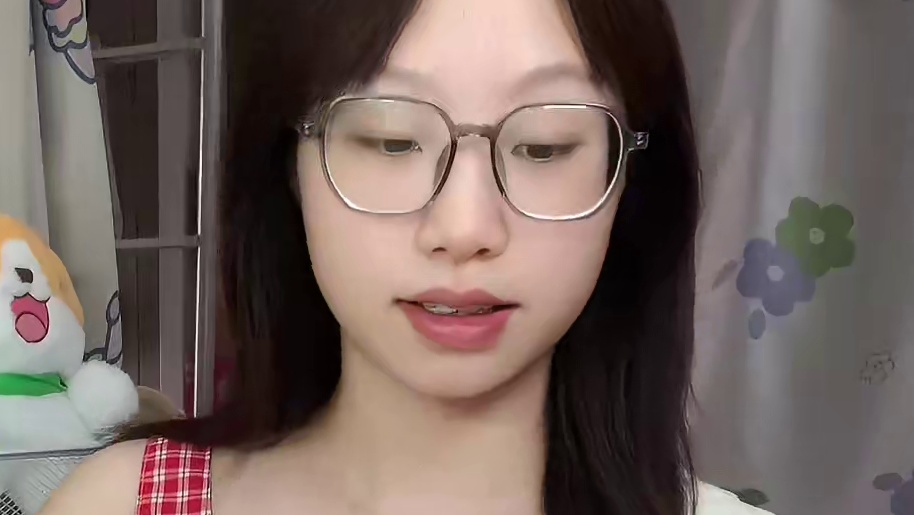 校园vlog｜五一不回家不出去在校一天干啥 早餐：芋泥麻薯肉松欧包+果咖
午餐：牛肉面
晚餐：蛋皮吐