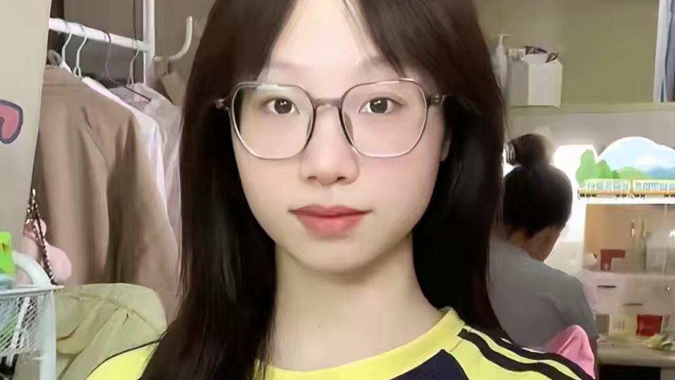 校园vlog｜五一不回家不出去玩在校一天干啥 早餐：酸奶+小鱼仔
午餐：干捞螺蛳粉+热卤+奶茶+果切