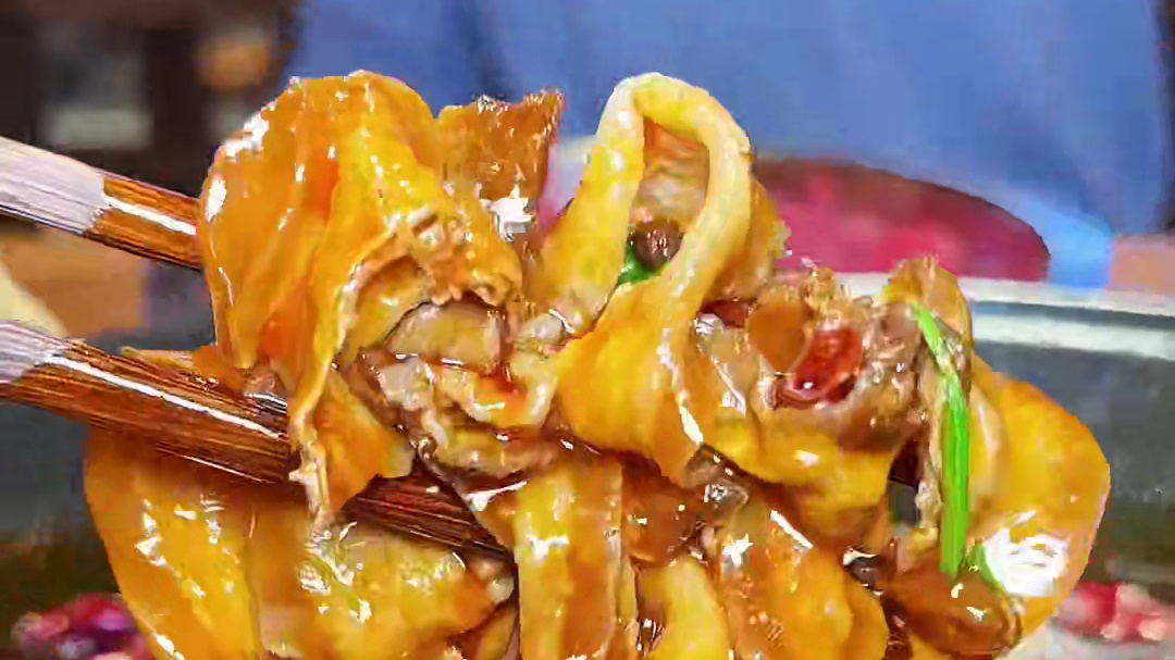 从今天开始，再也不要说太古里的火锅卖的贵了，这家用鲜肉爆炒的锅底火锅，是真的又好吃又不贵。而且还有套