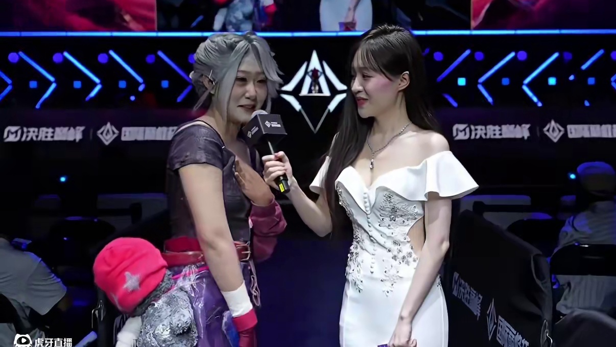 巅峰杯场间采访，美女Coser为DFYG加油助威 #决胜巅峰国际巅峰杯  #决胜巅峰全球电竞 #国际