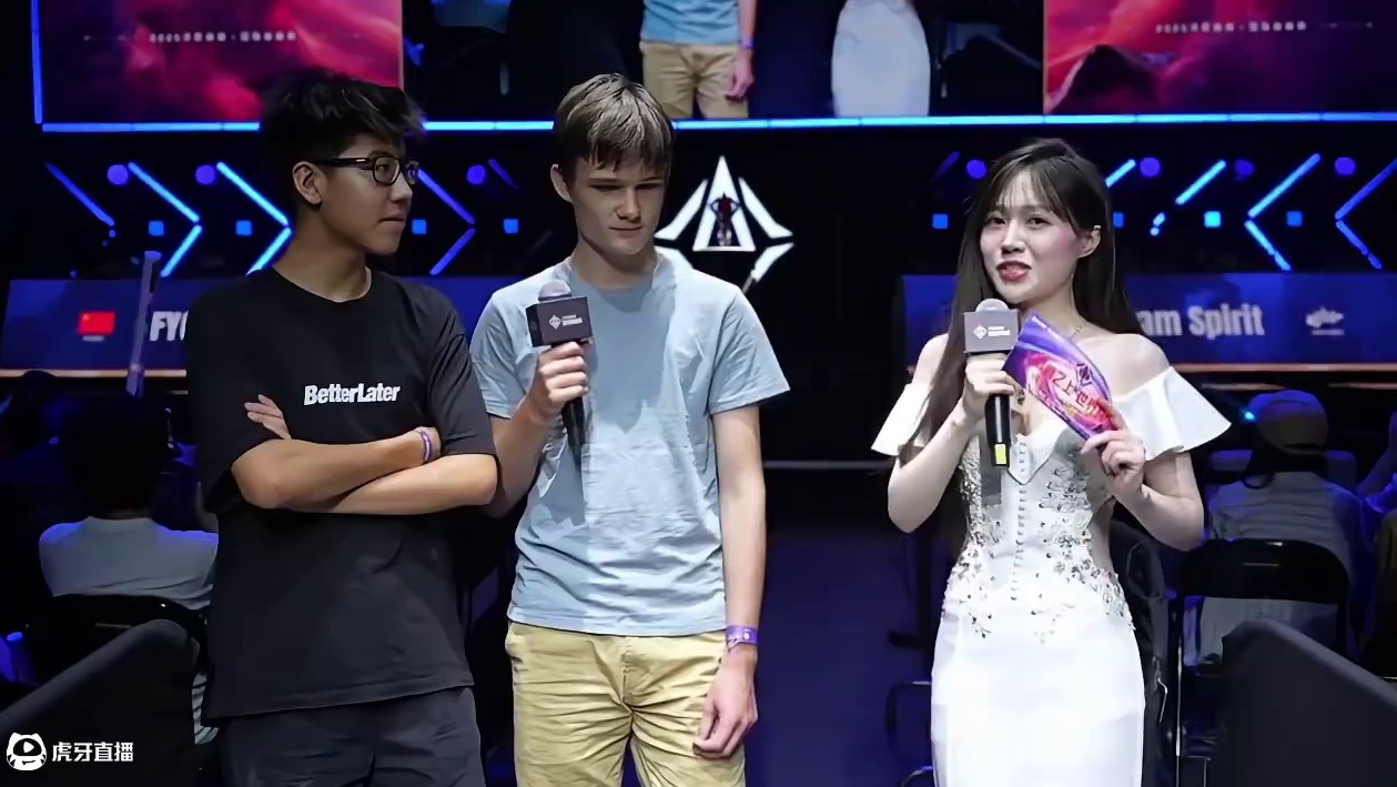 Team Spirit粉丝现场互动，流利中文现场加油助威#决胜巅峰国际巅峰杯  #决胜巅峰全球电竞 