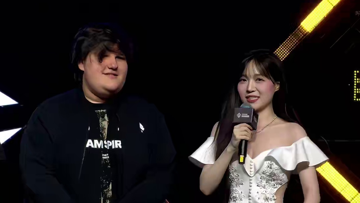 巅峰之战落下帷幕，Team Spirit登上颁奖台接受采访 #决胜巅峰国际巅峰杯  #决胜巅峰全球电