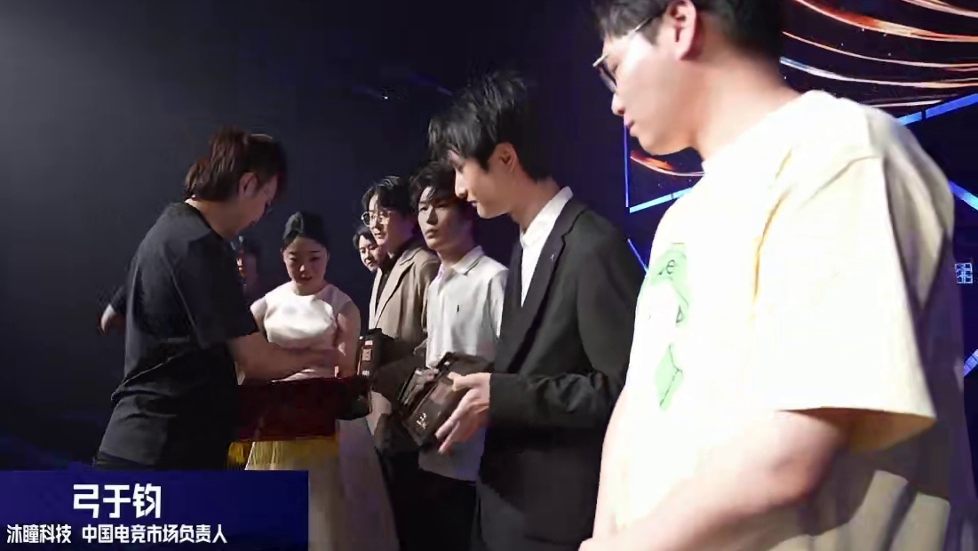 巅峰主播现场颁奖，冲榜全球排名赢定制好礼 #决胜巅峰国际巅峰杯  #决胜巅峰全球电竞 #国际巅峰杯总