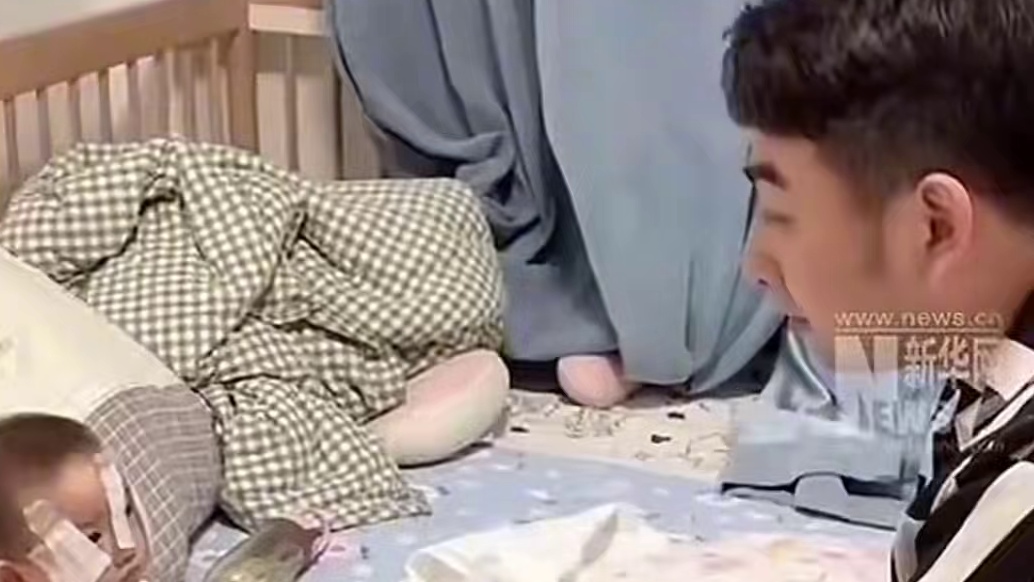 人类幼崽打牌初体验。牌不会打，话不会说，还被纸条糊一脸…… 娃：为我发声！