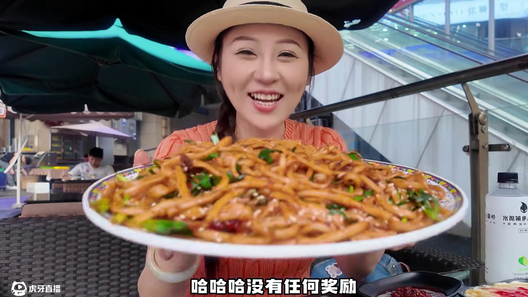 挑战超大盘新疆干煸炒面！手工现拉的面就是筋道 #新疆美食 #巨大炒面 #城市里的烟火气 #这新疆味道