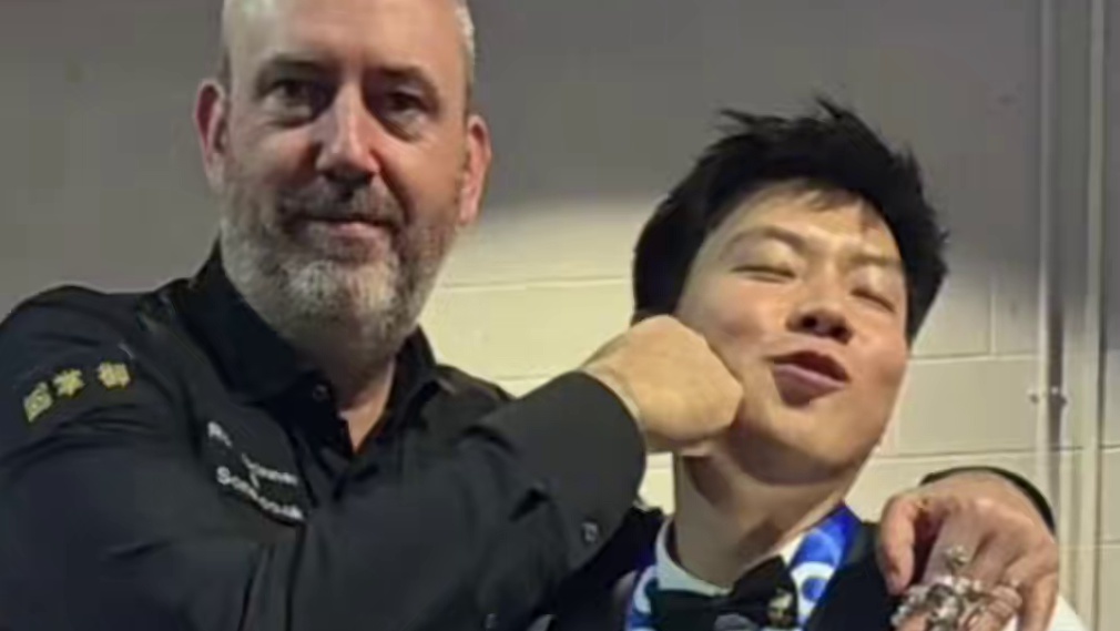 #斯诺克 斯诺克世锦赛决赛赛后有趣画面
怎么感觉这赛后还有一场自由搏击赛呢
搏击赛看来赵心童凶多吉少