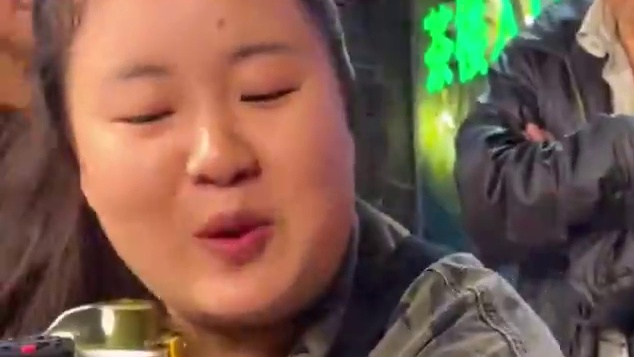 笑容爽朗的陕西姑娘挑战半斤小面，好吃到要回去给同学推荐哈哈#重庆小面 #重庆美食 #这一碗好过瘾 #