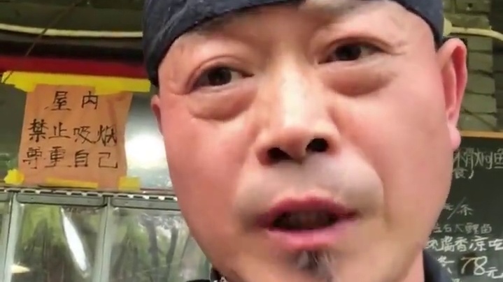 烟火气中的担当：老板免单拒客，守护一方安宁 #万万没想到 #担当 #免单 #社会百态