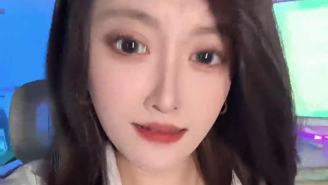 你想买什么显卡你告诉我？你还能买什么显卡？？嗯？？ 你看我长得像不像显卡？？#显卡 #电脑 #diy