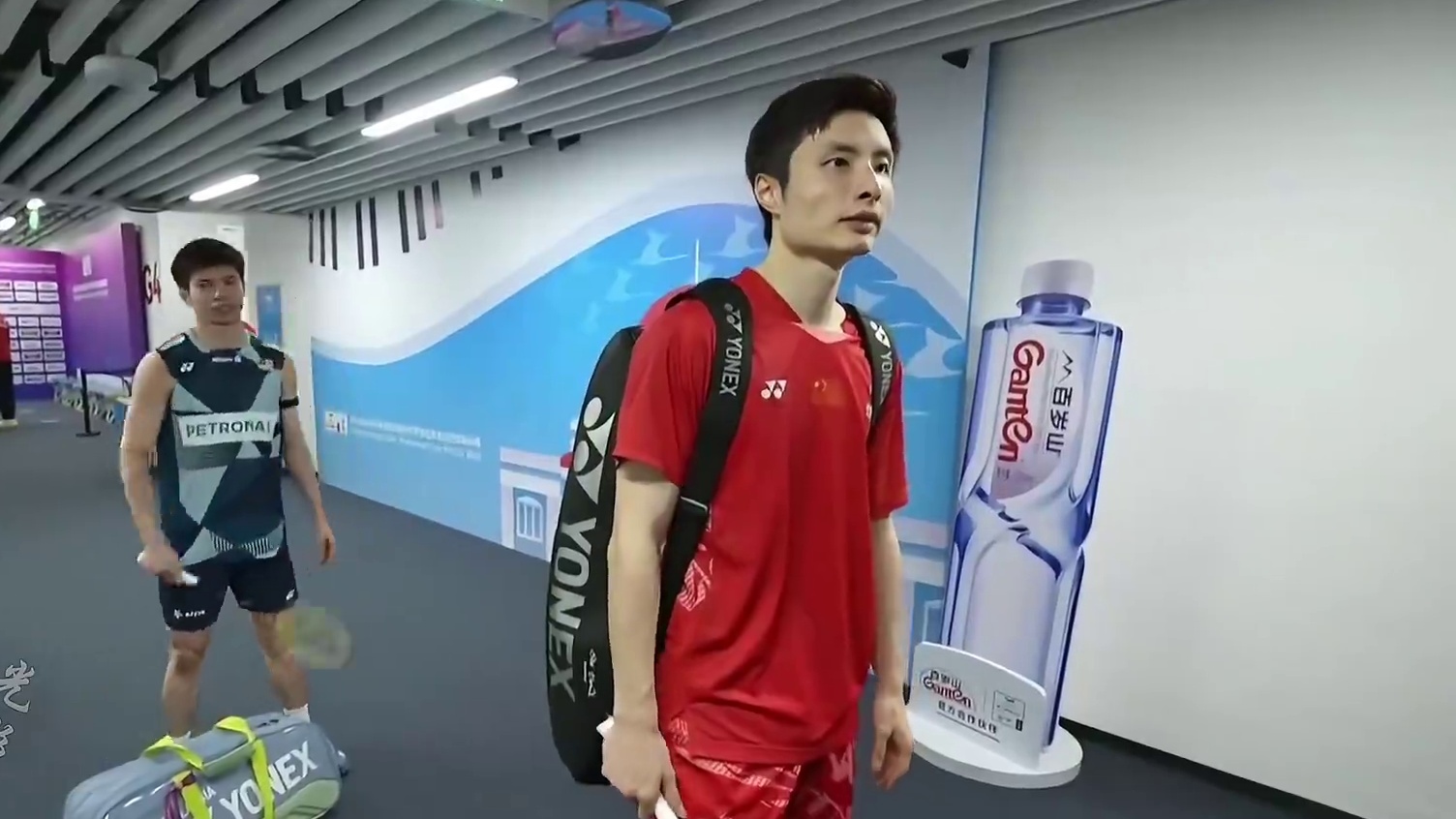 打出6分超级惨案！石宇奇杀穿梁峻豪稳拿一分！ 前面梁在不提速玩命的时候，是完全没有机会的，无论是球路