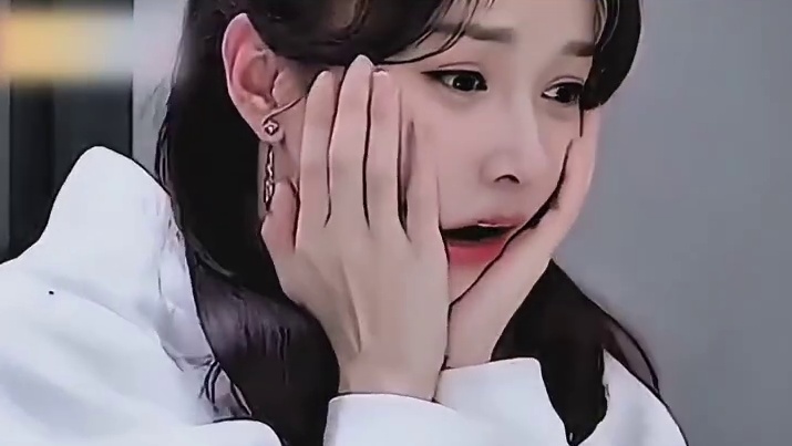 戚薇女儿也喜欢做指甲