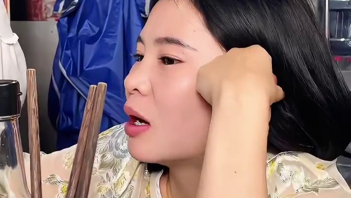 万州帅哥和老婆一起来挑战，要求给他开美颜瘦脸，胜负欲爆棚一定要比老婆快！#美食 #这一碗好过瘾 #挑