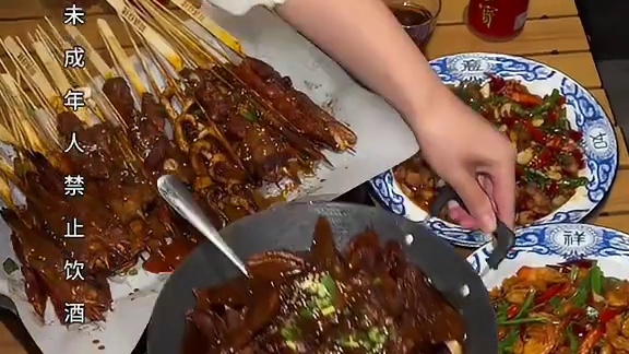 烧烤，啤酒，黑鸭煲！成都的夏天开始啦！ #美食是旅行的起点 #五一美食雷达已启动 #开启五一美食主线