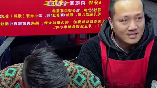 康不饱挑战6两螺蛳粉，觉得不够竟然还要吃10碗爆辣，狂赚八戒5000元。#螺蛳粉