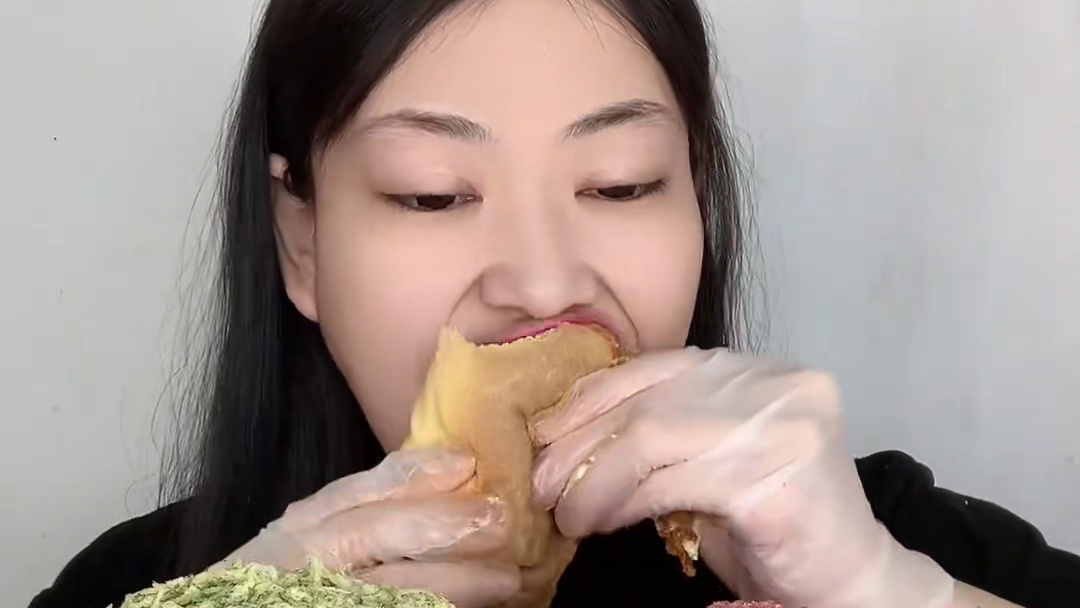 #爆浆团子 #早添麦鸡蛋香松面包 现做现发 咸甜不腻 料贼足 一袋是105克 到手6袋 #酱多多肉松