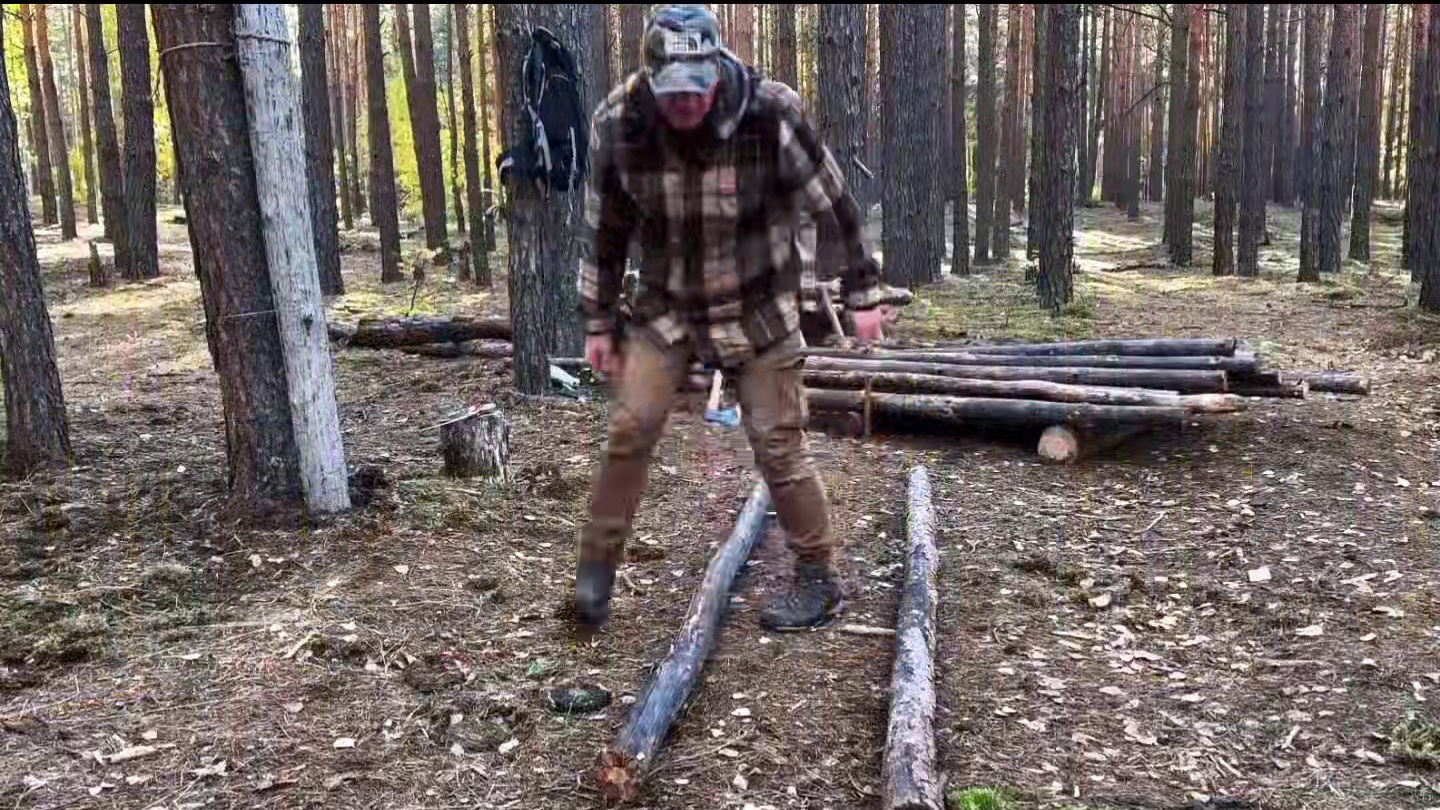 这样的庇护所简直就是艺术品，因为他坐落在几颗古树之上！ #野外建造 #解压 #荒野建造