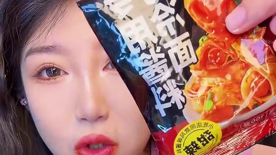 炒冷面巨巨巨好吃！你们一定要试试 酸酸甜甜黏糊的 #炒冷面 #昊七七东北烤冷面 #家庭版炒冷面