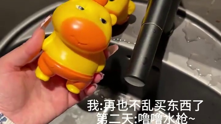 这么可爱的噜噜竟然随地大小吐 #水豚噜噜  #水枪  #玩个很新的东西