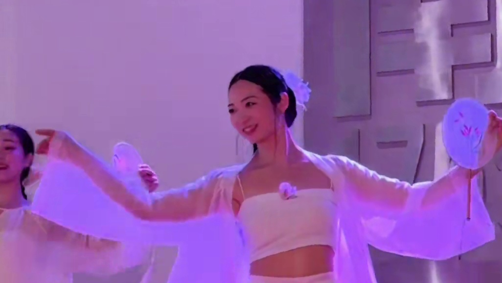 下场小雨️降一降五一的火热 #戴萍编舞#小雨 #古风舞蹈
【春晓·小雨】