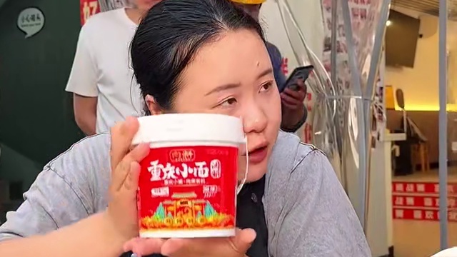 97斤内蒙美女来之前吃了2斤面，又挑战2斤半面条，一口3两居然还没吃饱！#重庆小面 #妈呀太香了  