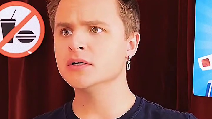 #搞笑配音#原创配音 #五一假期快乐 
学校规定不准带零食，这包装里面有啥啊