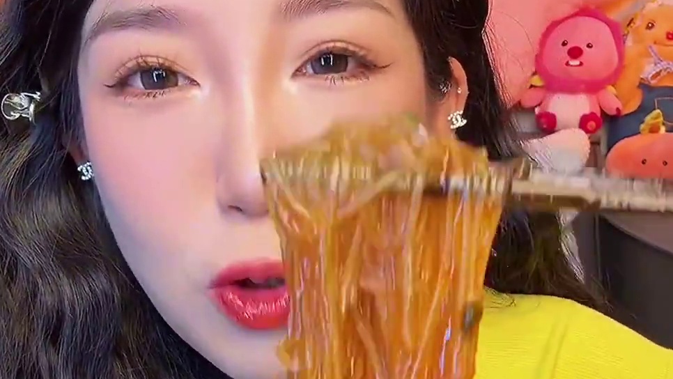 白象不愧是国货之光 鲜辣酸爽 一口上瘾！性价比嘎嘎高！这个价位这个品质不错不错不错！ #白象酸辣粉 