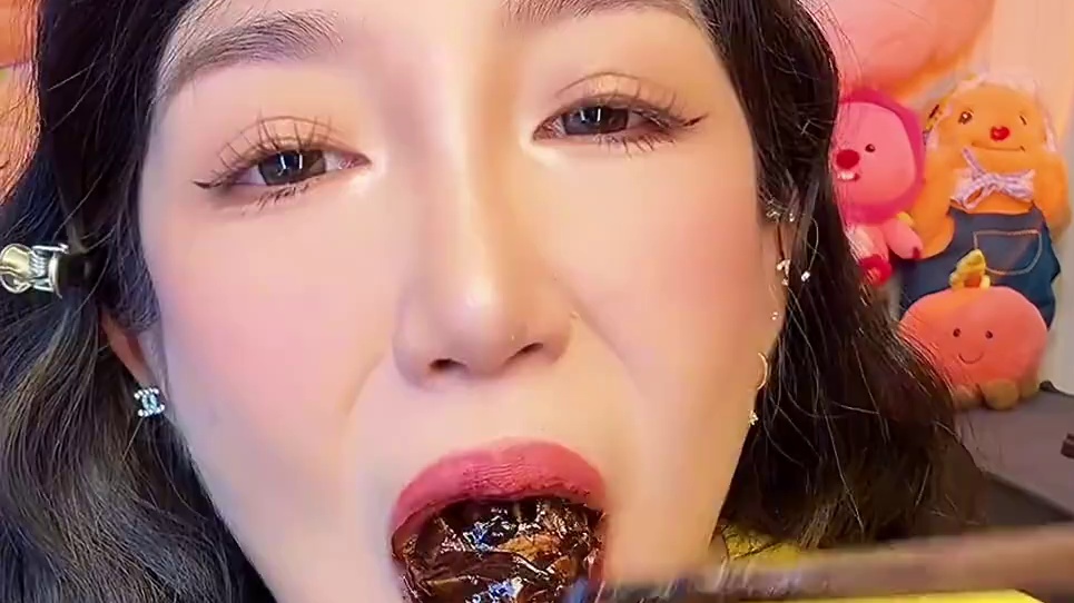 一盒有4个哦 其实冻啃就很好吃了 加热是为了视频效果 爆浆的看着爽 没有蔗糖 纯可可脂的 配料表很优