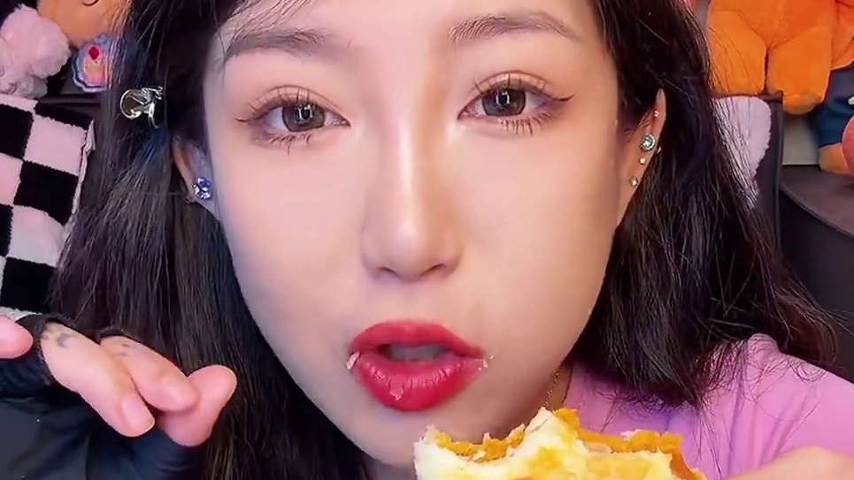 就选咸蛋黄的！推荐咸蛋黄 巨巨巨好吃咸蛋黄的嘎嘎好吃！不会很甜！咸香的 很浓郁的咸蛋黄味儿 皮薄馅大