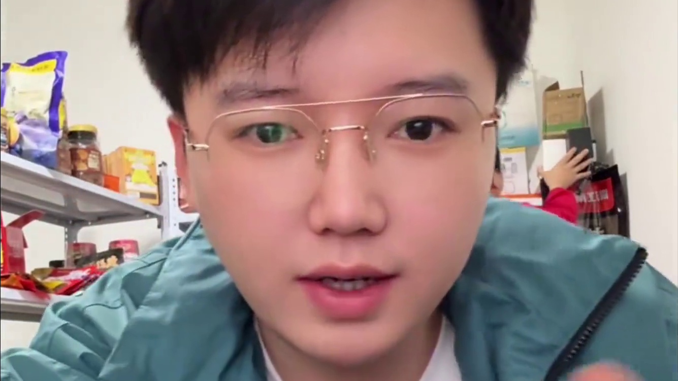 现在现在你面前的这位选手是车王五连冠张云彬 从一个小孩 成长到今天的车王冠军 这一局他蜕变了不少#陈